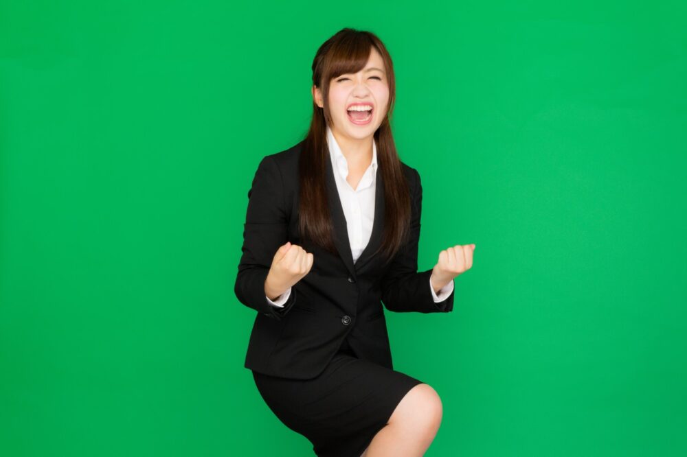 喜ぶ女性社員
