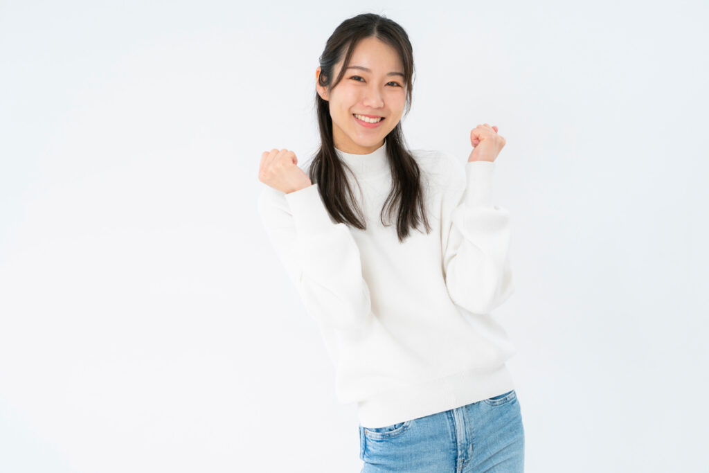 ガッツポーズをする女性