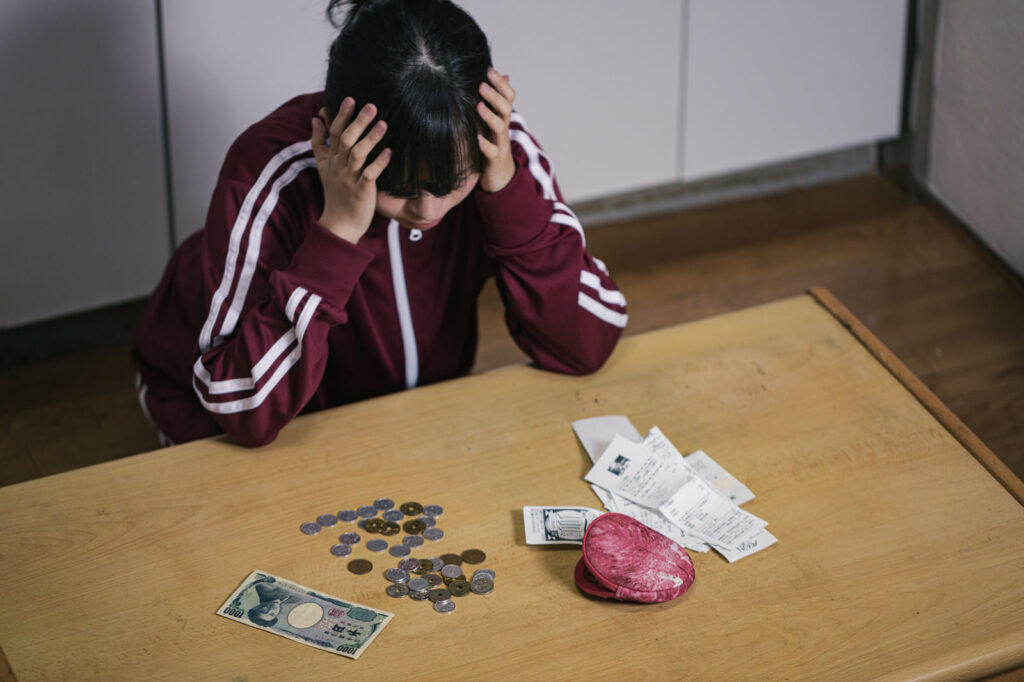 節約に悩む女性
