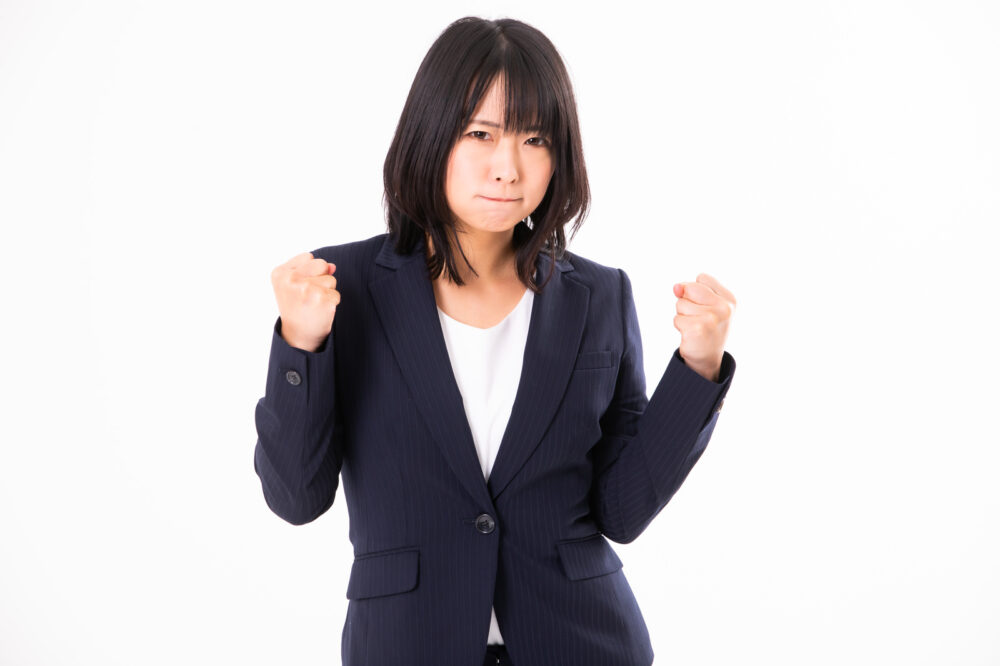 ガッツポーズの女性社員