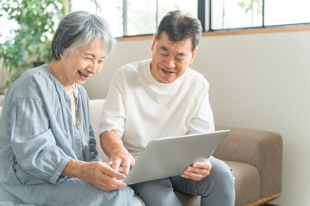 60代夫婦　ソファでくつろぐ